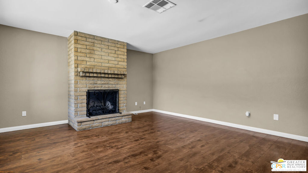 53385 Eisenhower Drive Property Photo 7