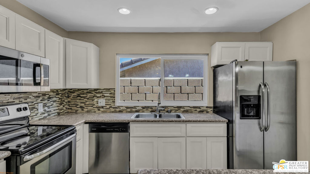 53385 Eisenhower Drive Property Photo 10