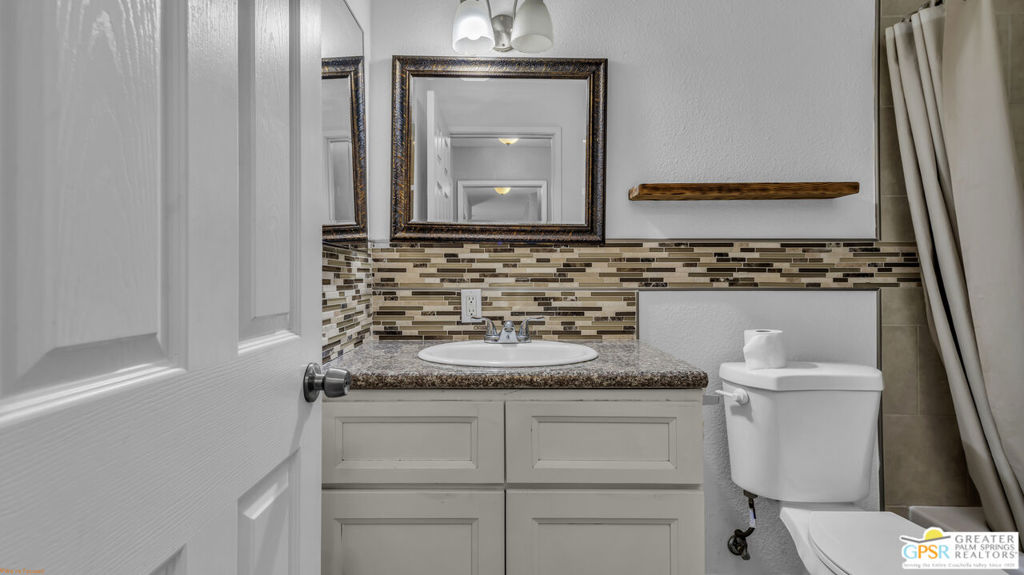 53385 Eisenhower Drive Property Photo 14