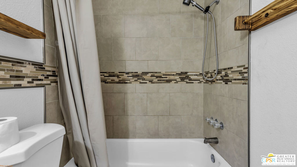 53385 Eisenhower Drive Property Photo 15