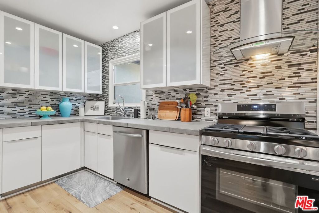 7870 Truxton Avenue Property Photo 3