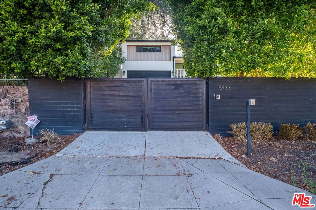 5433 Tampa Avenue Property Photo 3