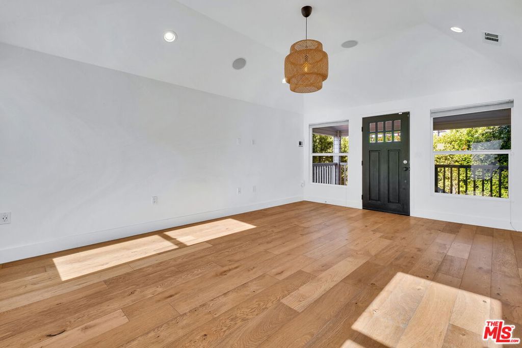 5433 Tampa Avenue Property Photo 7