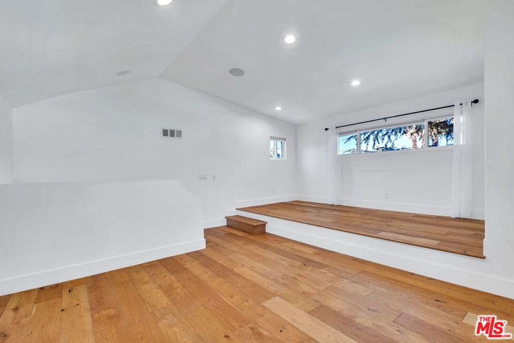 5433 Tampa Avenue Property Photo 11