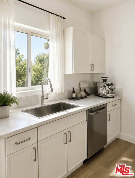 1445 N Mariposa Avenue Property Photo 2