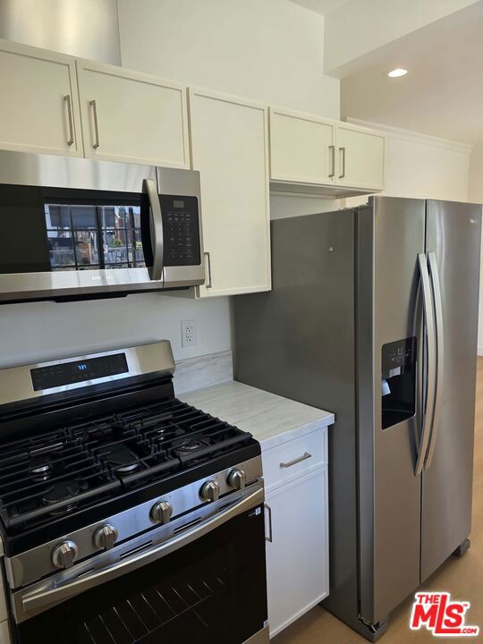 1445 N Mariposa Avenue Property Photo 3