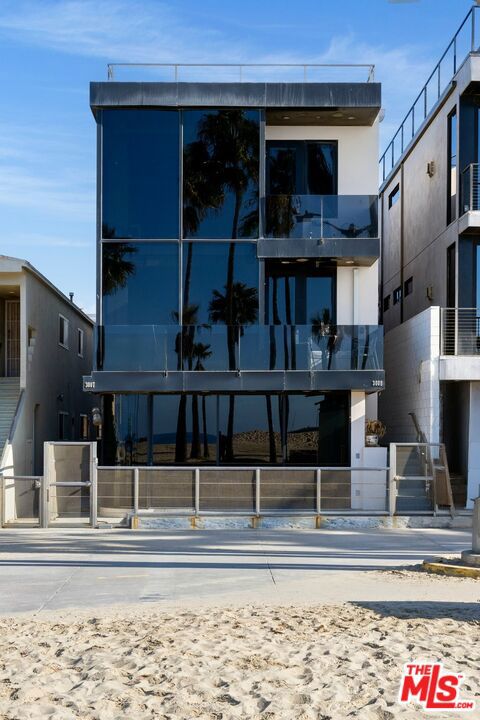 3007 Ocean Front Walk Property Photo 4