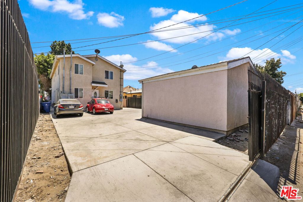 1219 E 57th Street Property Photo 12