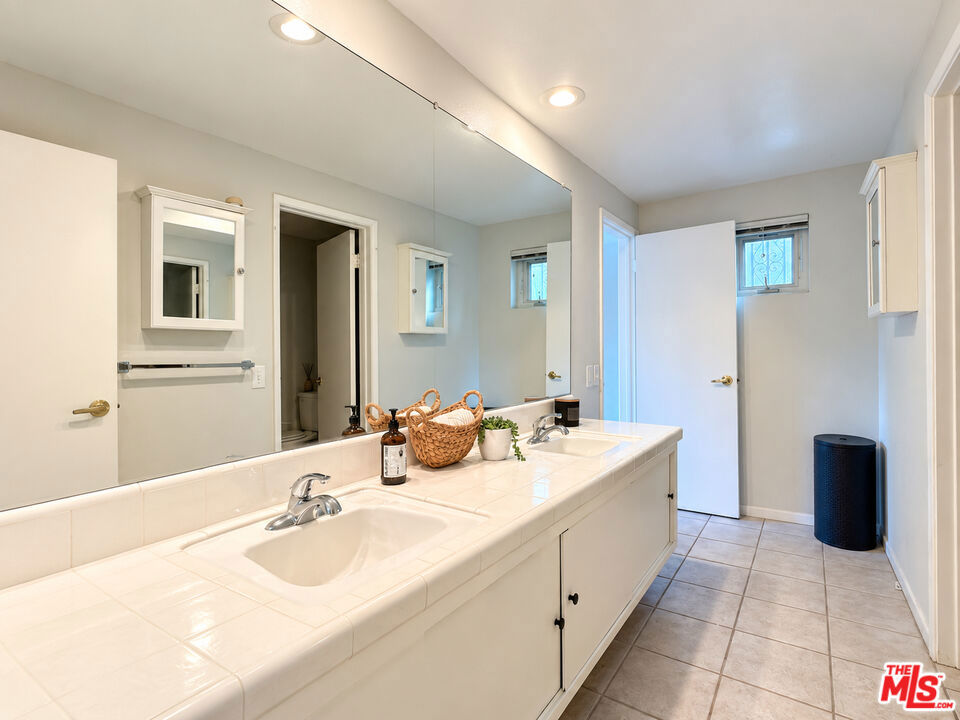 3543 Lavell Drive Property Photo 16