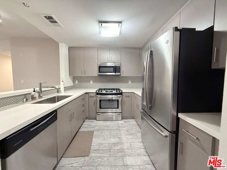 436 S Virgil Avenue 209 Property Photo 5