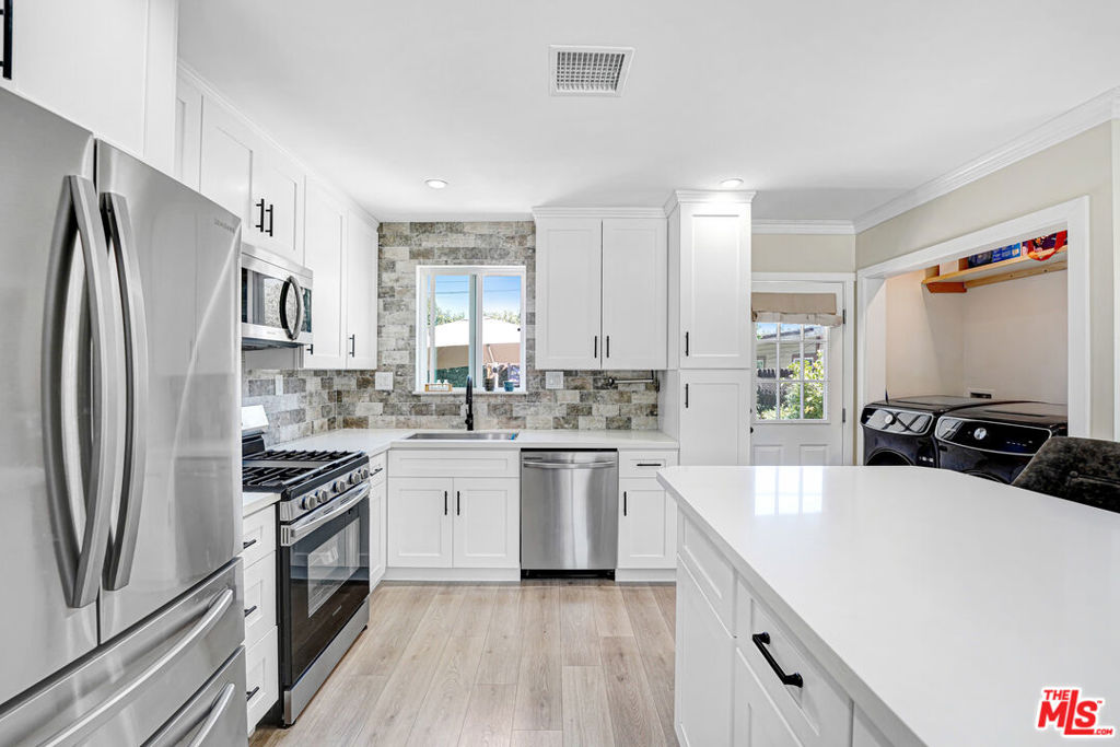 15441 Lemarsh Street Property Photo 2