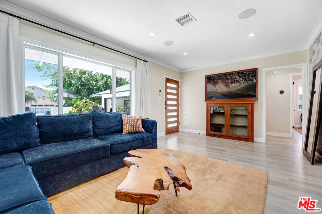 15441 Lemarsh Street Property Photo 4