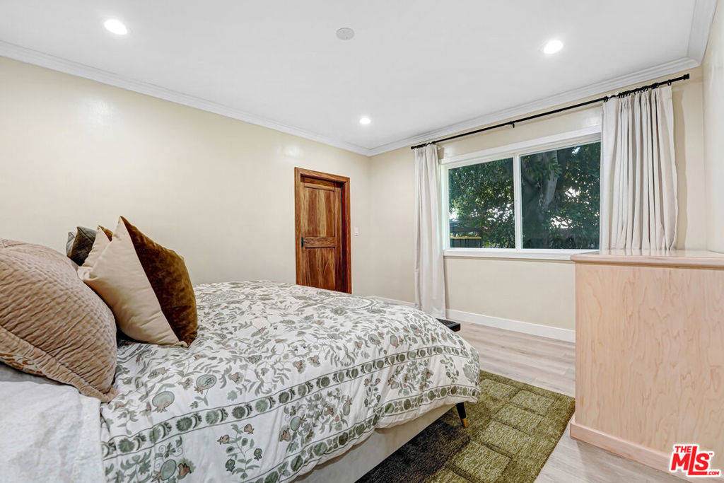 15441 Lemarsh Street Property Photo 5