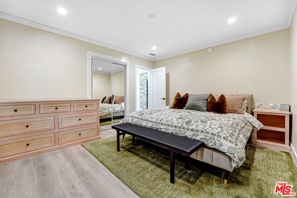 15441 Lemarsh Street Property Photo 6
