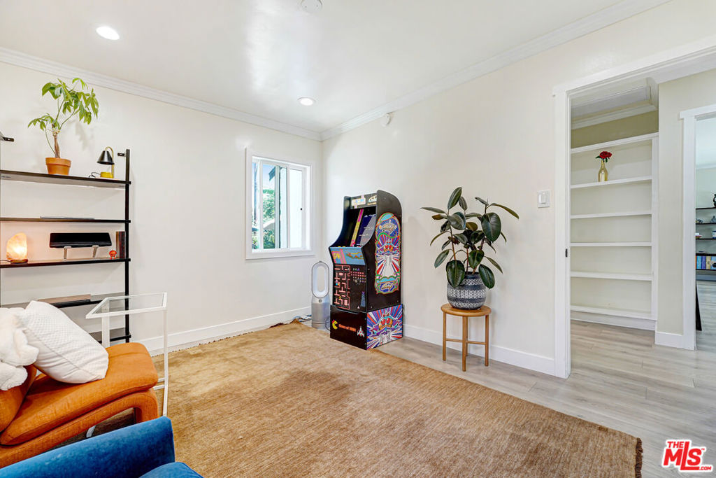 15441 Lemarsh Street Property Photo 8