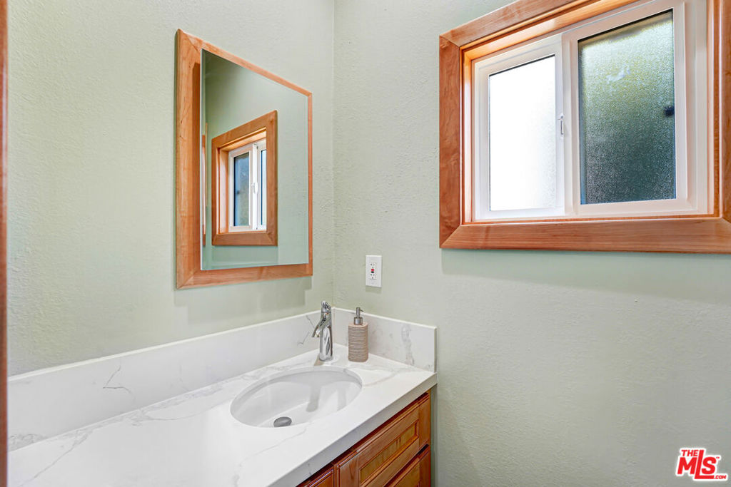 15441 Lemarsh Street Property Photo 14