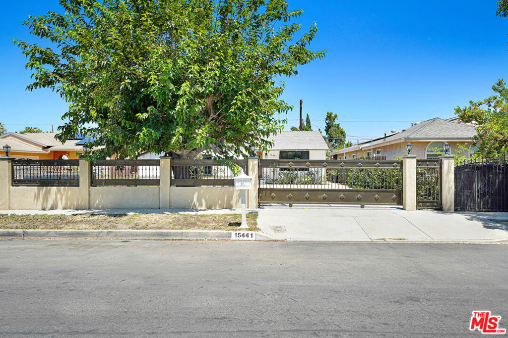 15441 Lemarsh Street Property Photo 19