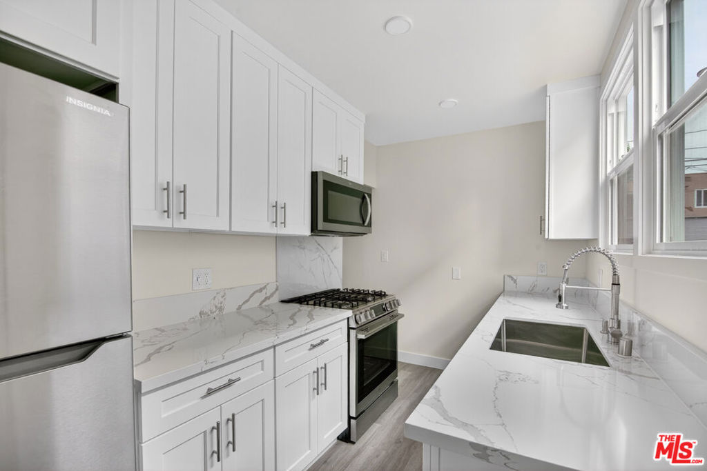 136 S Edgemont Street Property Photo 17