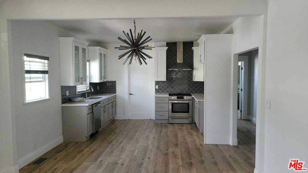2926 Halldale Avenue Property Photo 3