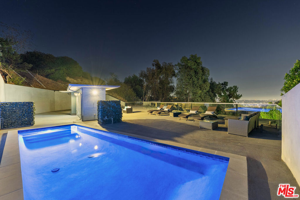 6181 Temple Hill Drive Property Photo 4