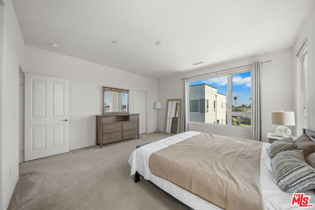 10712 Parrot Avenue Property Photo 4