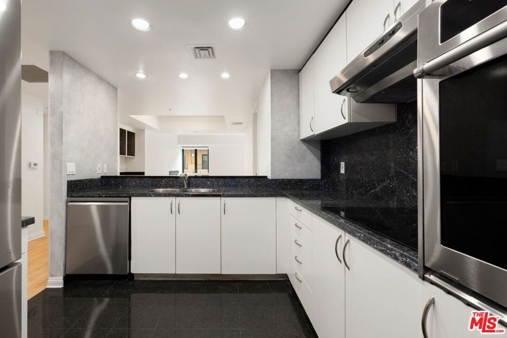 10520 Wilshire Boulevard 305 Property Photo 6
