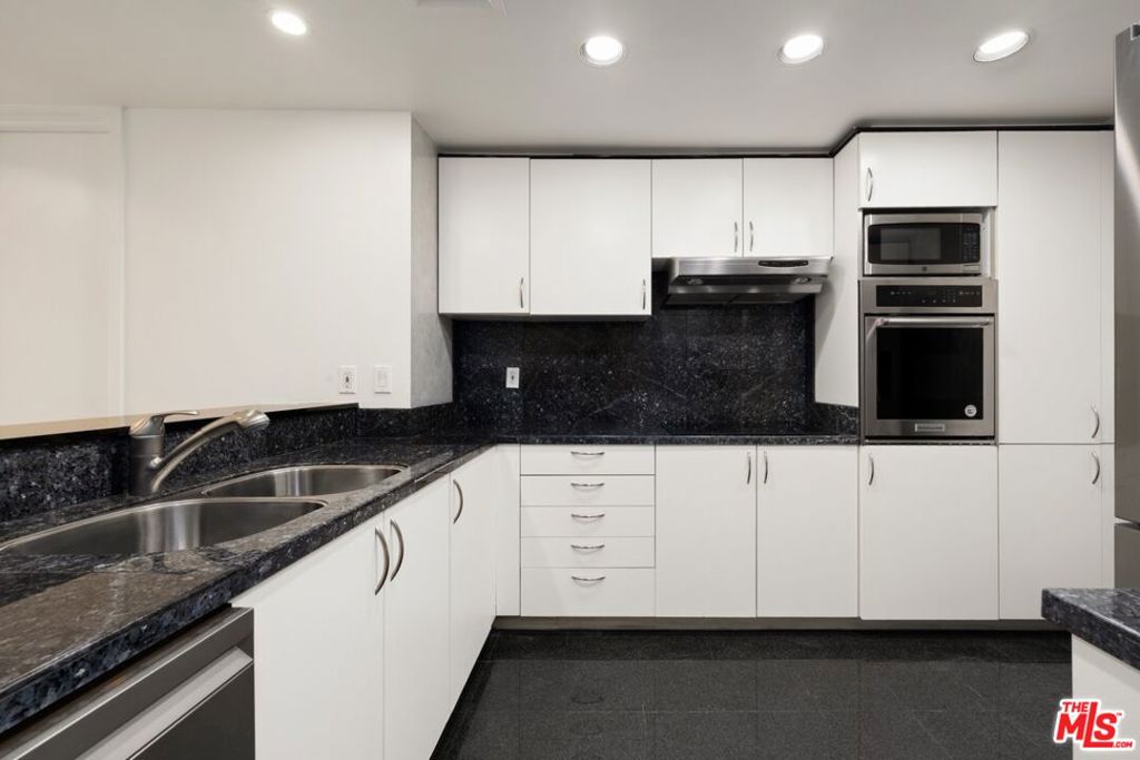 10520 Wilshire Boulevard 305 Property Photo 7