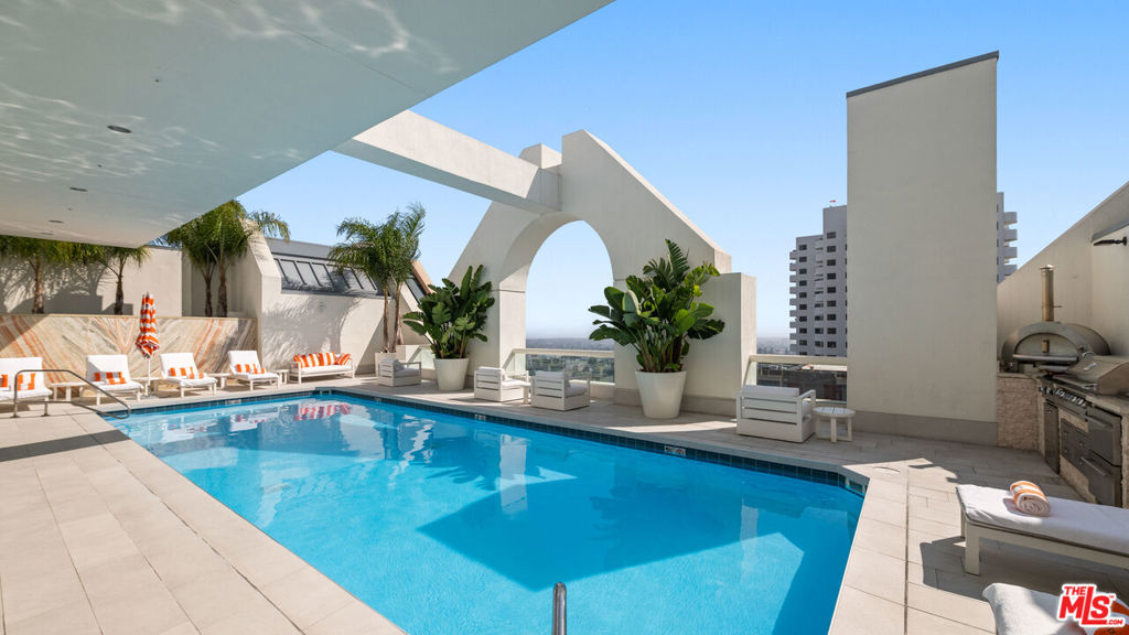 10520 Wilshire Boulevard 305 Property Photo 15