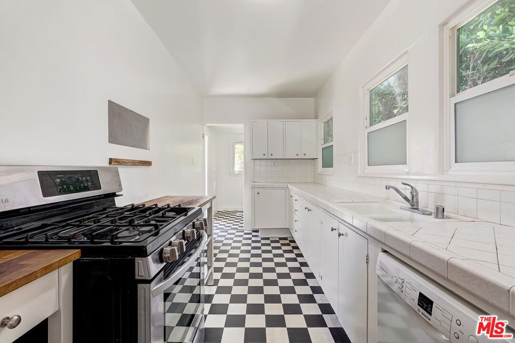 10626 Ohio Avenue Property Photo 8