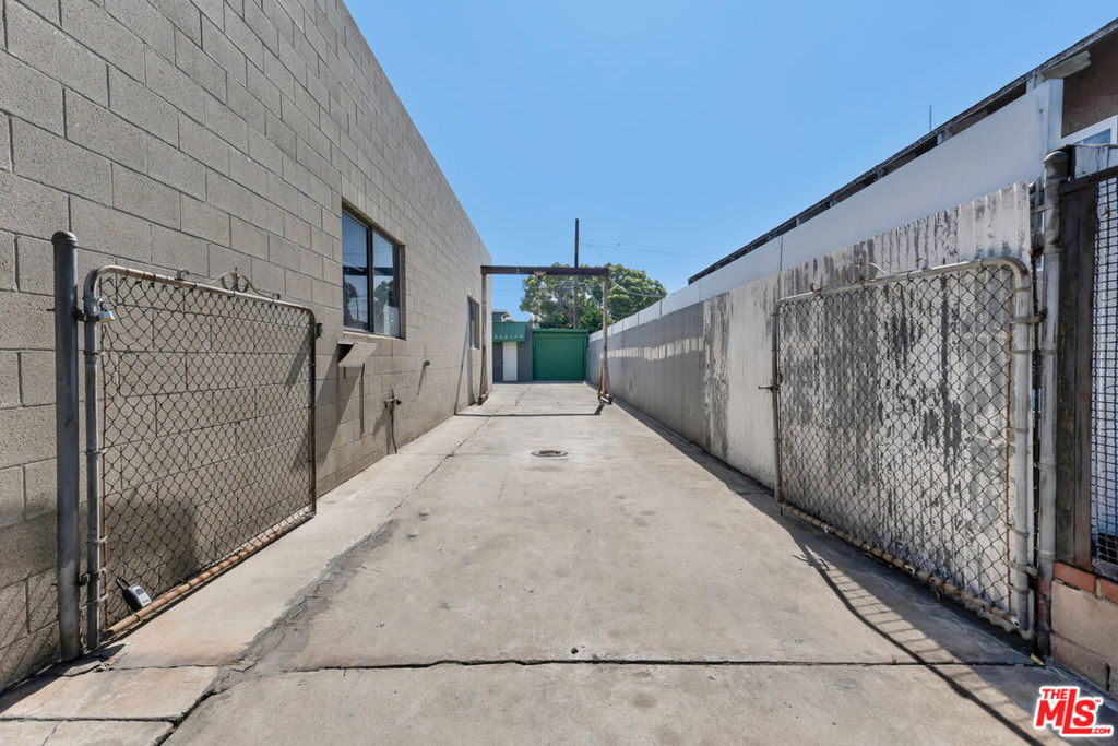 11606 Inglewood Avenue Property Photo 3