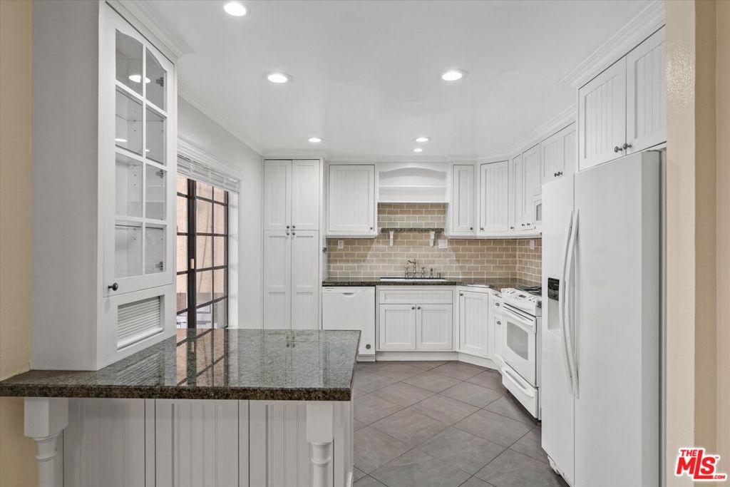 12321 Ocean Park Boulevard 2 Property Photo 4