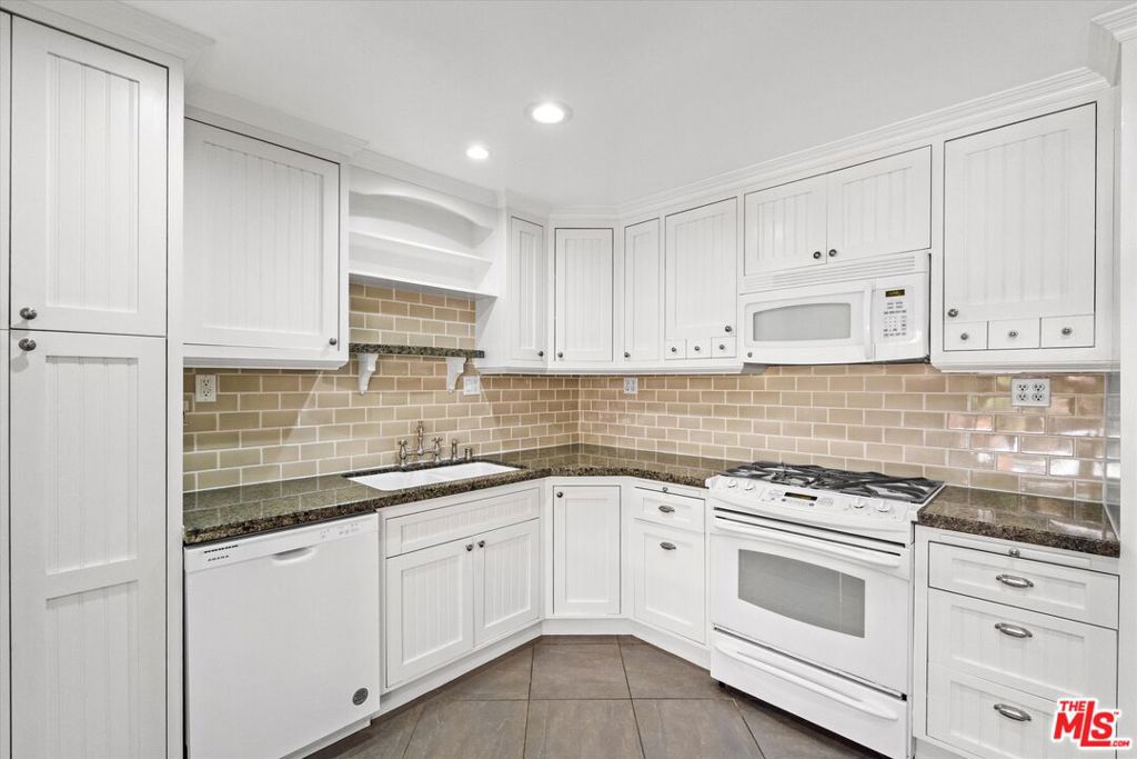 12321 Ocean Park Boulevard 2 Property Photo 5