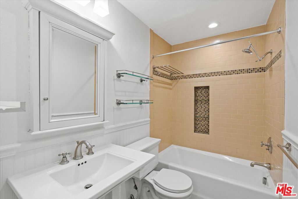 12321 Ocean Park Boulevard 2 Property Photo 13