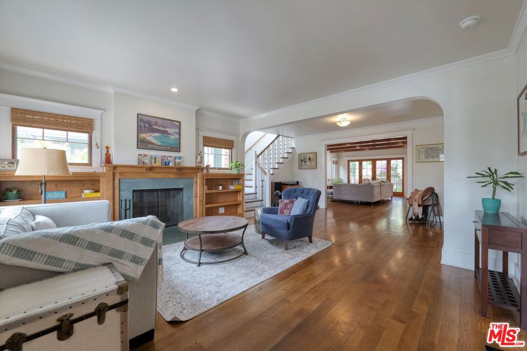 933 Venezia Avenue Property Photo 3