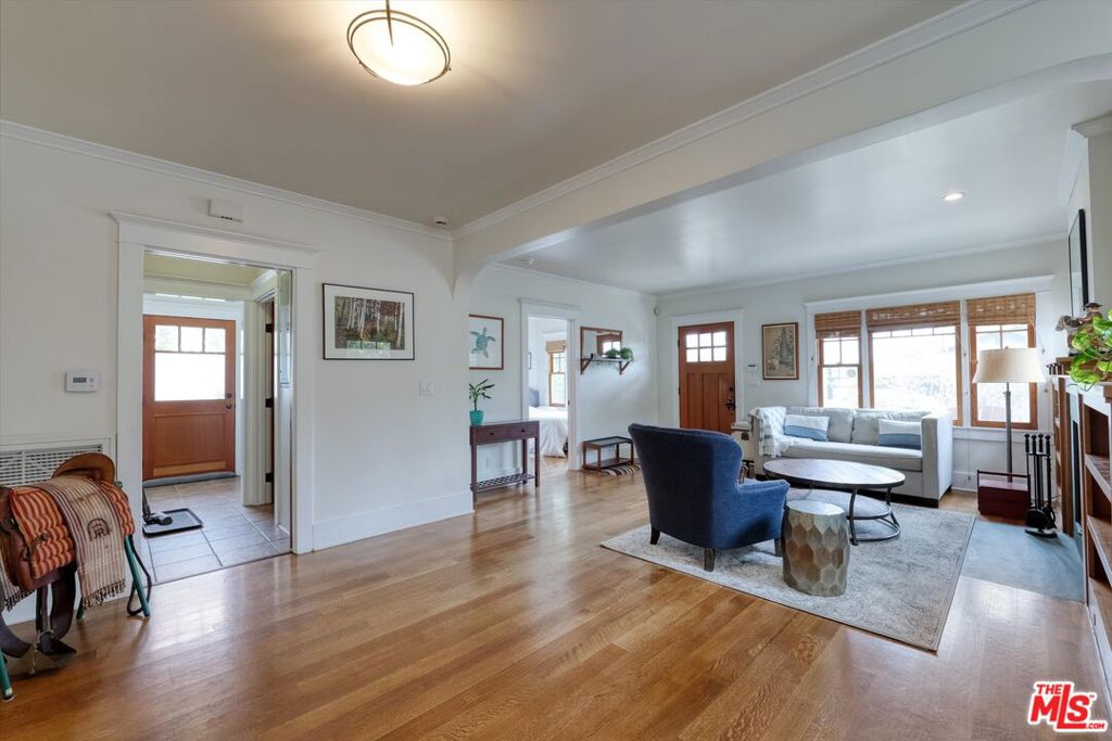 933 Venezia Avenue Property Photo 6