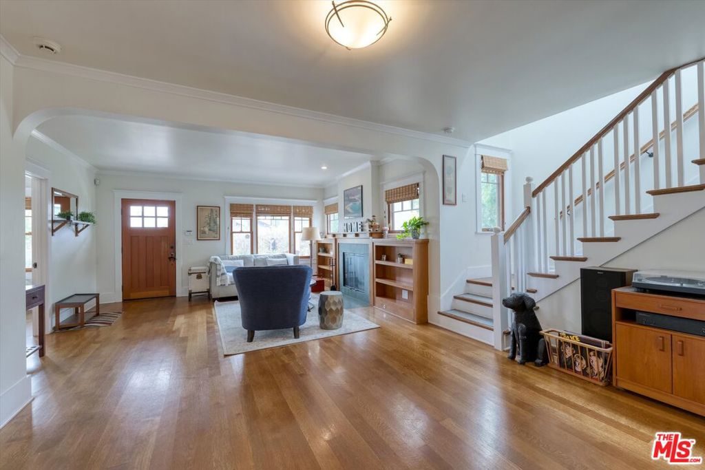 933 Venezia Avenue Property Photo 7