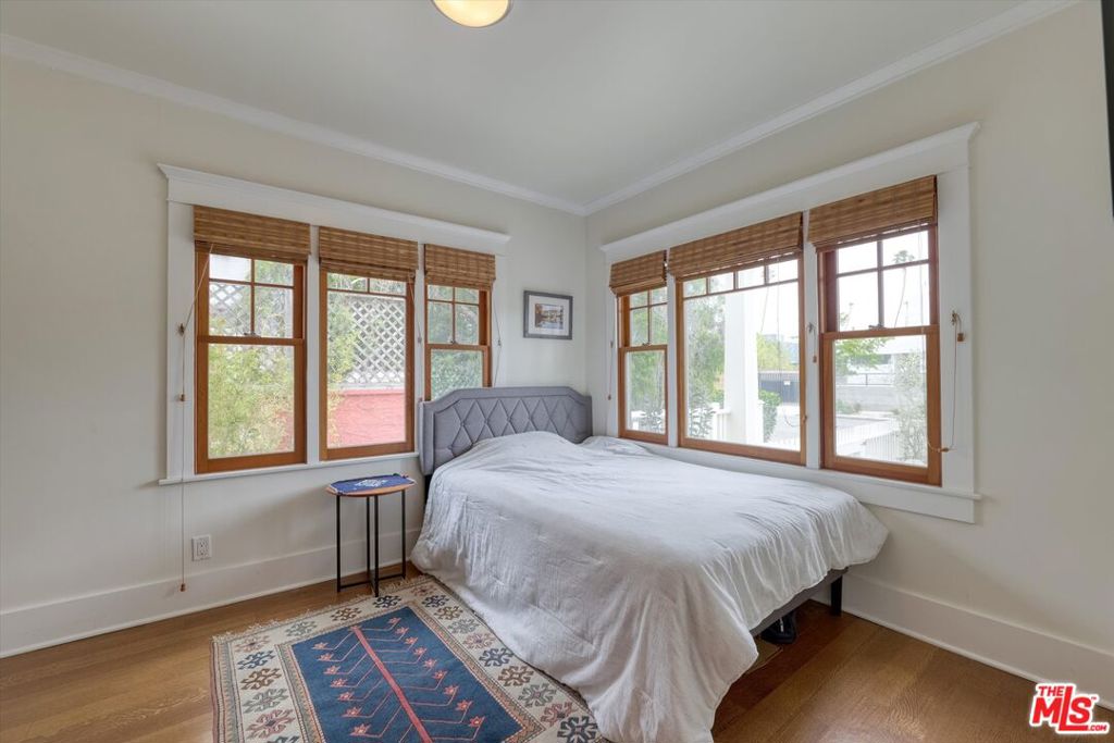 933 Venezia Avenue Property Photo 8