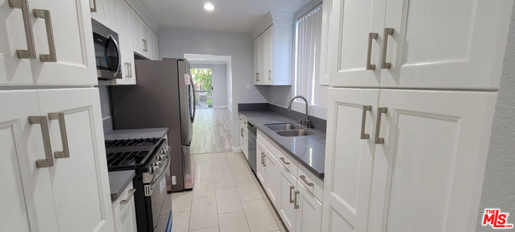 1844 Thayer Avenue 102 Property Photo 6
