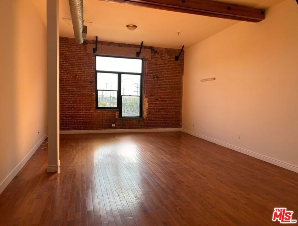 652 Mateo Street 303 Property Photo 3