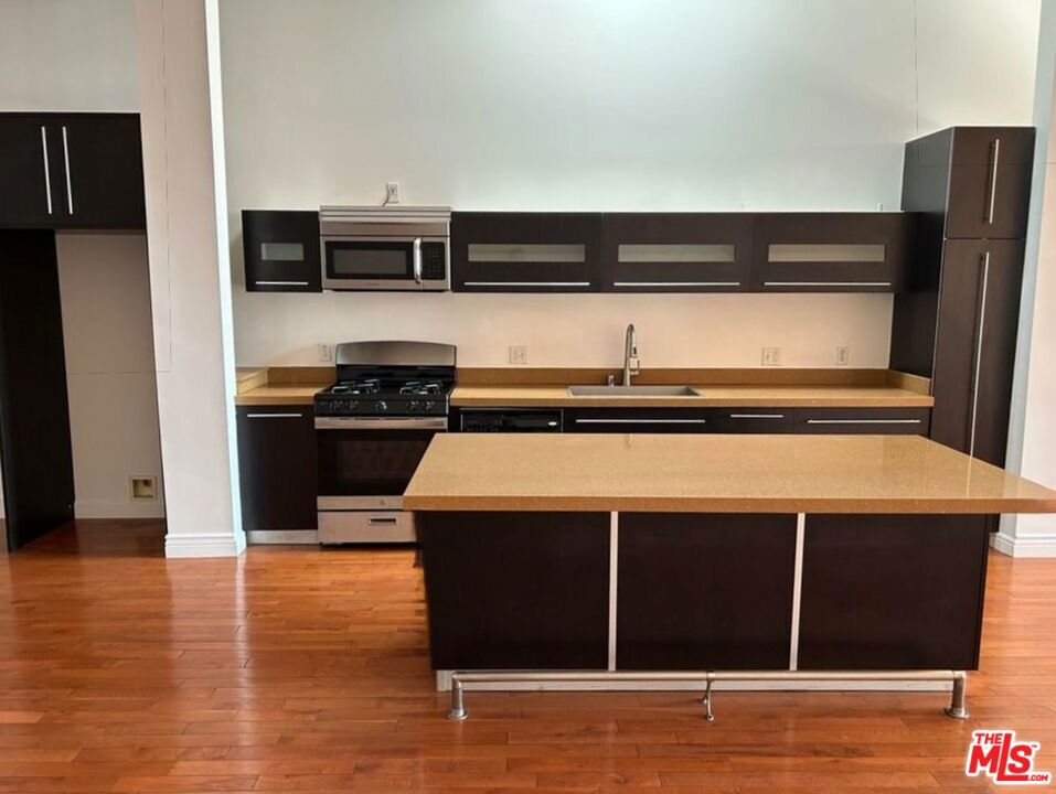 652 Mateo Street 303 Property Photo 6