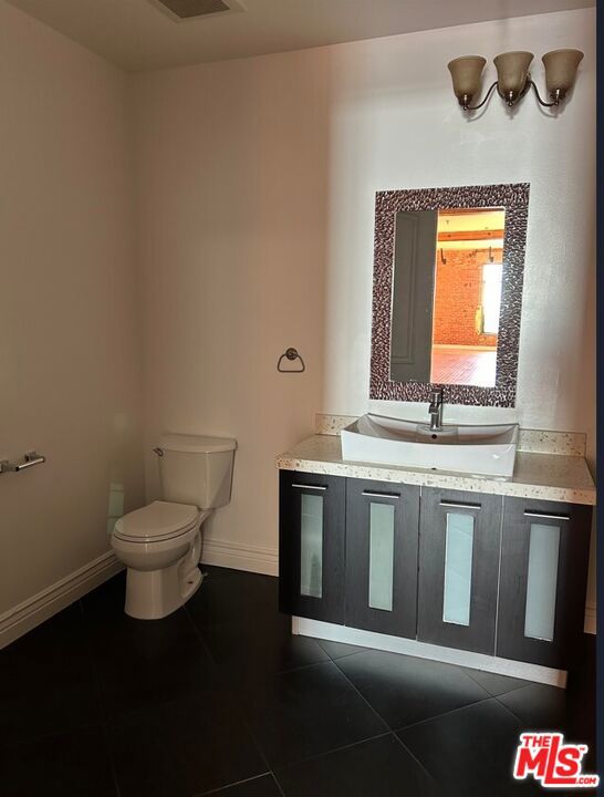 652 Mateo Street 303 Property Photo 7