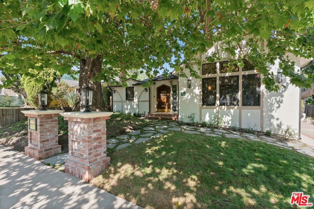 224 N Bowling Green Way Property Photo 1