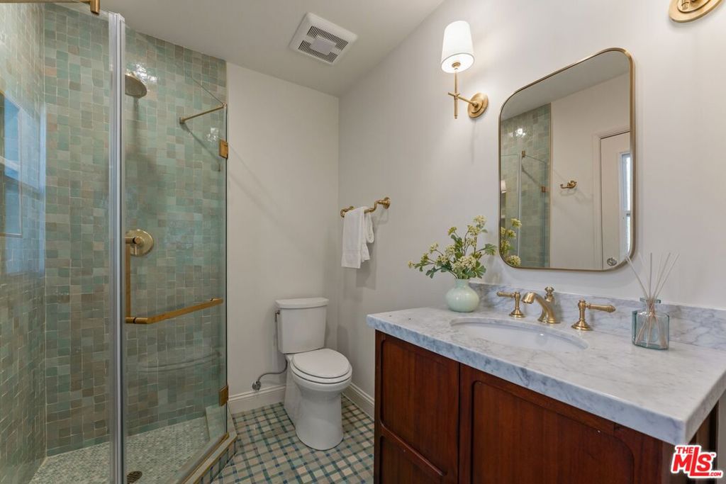 224 N Bowling Green Way Property Photo 59