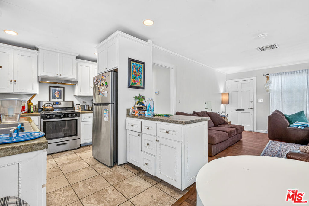 6226 Goodland Avenue Property Photo 12