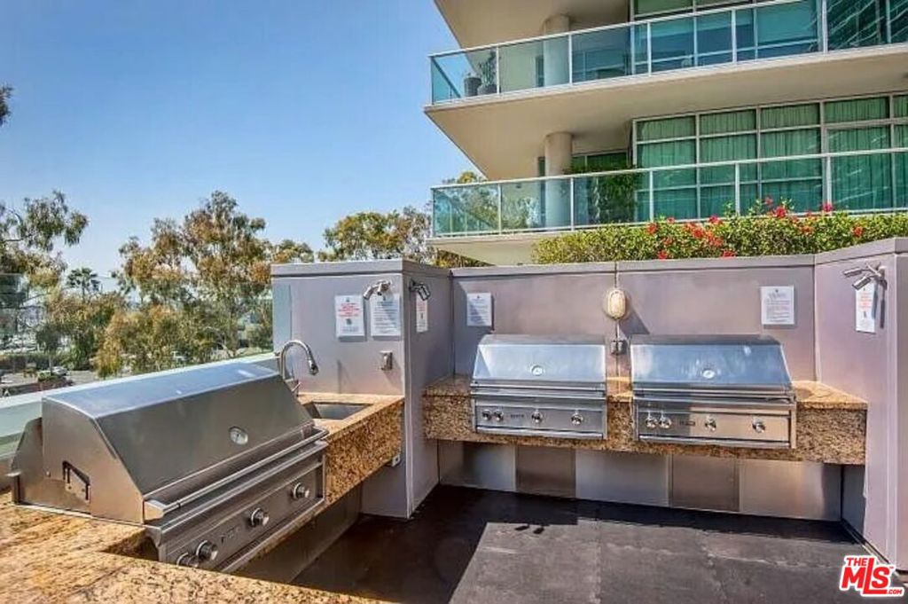 13700 Marina Pointe Drive 1225 Property Photo 3