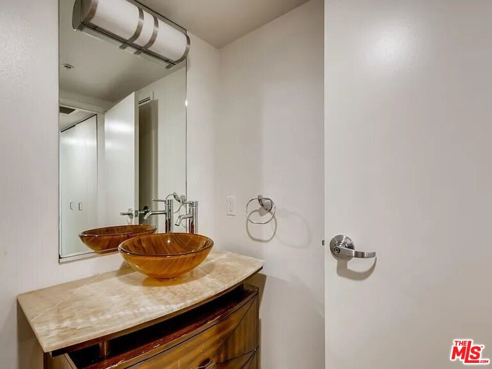13700 Marina Pointe Drive 1225 Property Photo 6
