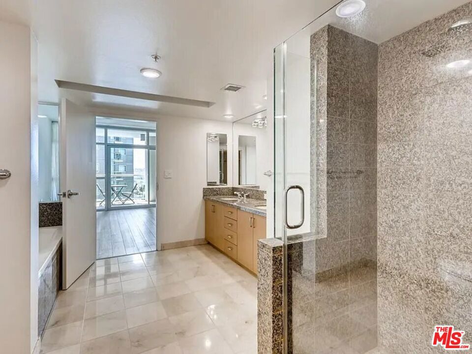 13700 Marina Pointe Drive 1225 Property Photo 18