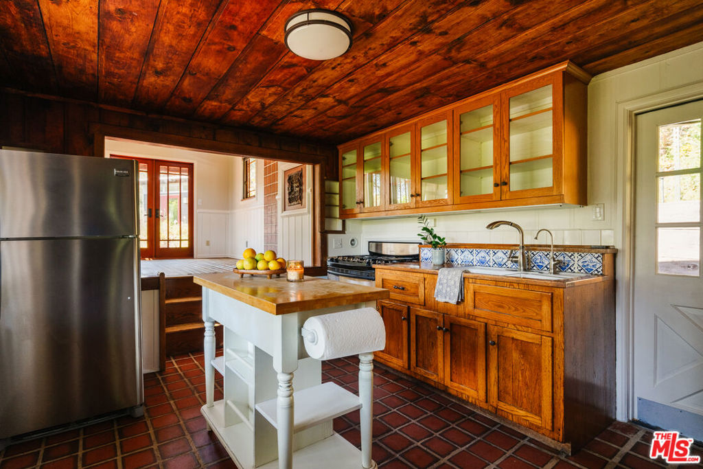 19559 Cave Way Property Photo 8