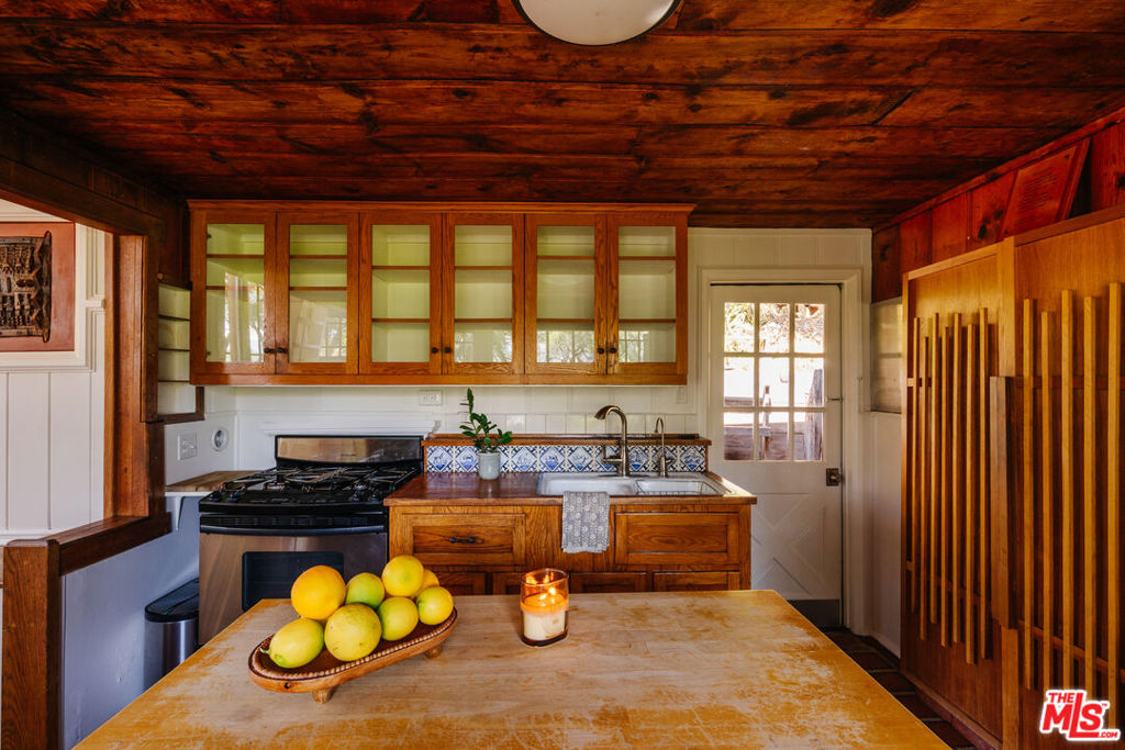 19559 Cave Way Property Photo 9