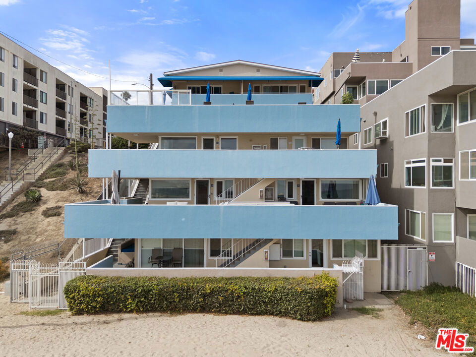 32 5th Place Property Photo 3